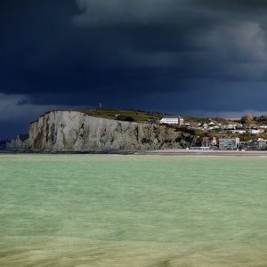 Falaises et mer verte sous un ciel menaçant - France  - collection de photos clin d'oeil, catégorie paysages